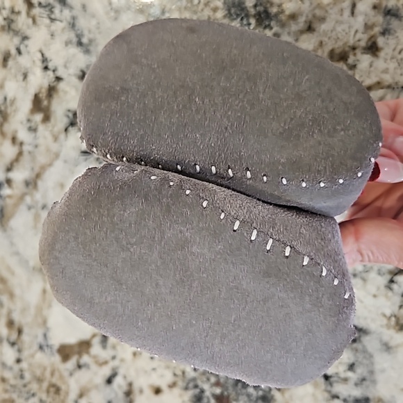 2/$10 Outbak's shearling baby booties - Picture 4 of 6